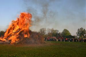 Bild - Zum Osterfeuer nach Barderup